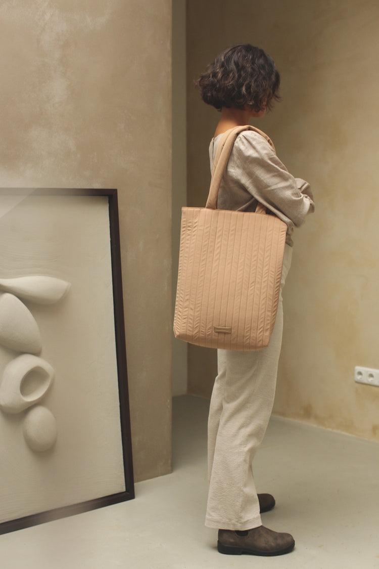 Model met lichtbruine padded tote bag