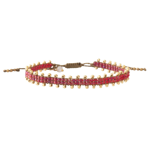 Rode gevlochten armband met maansteen en gouden glaskralen op de randen