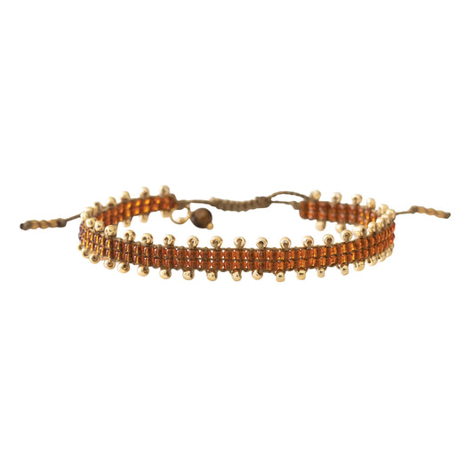 Gevlochten armband met twee rijen bruine glaskralen, goudkleurige kralen op de randen en een tijgeroog bede