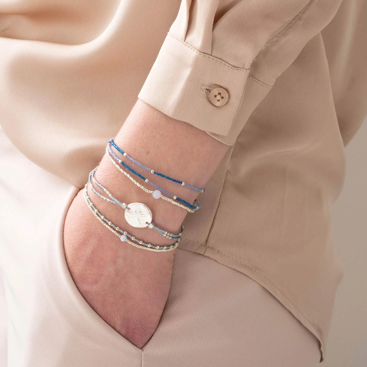 Armband met zilveren en lapis lazuli kralen met schuifslot