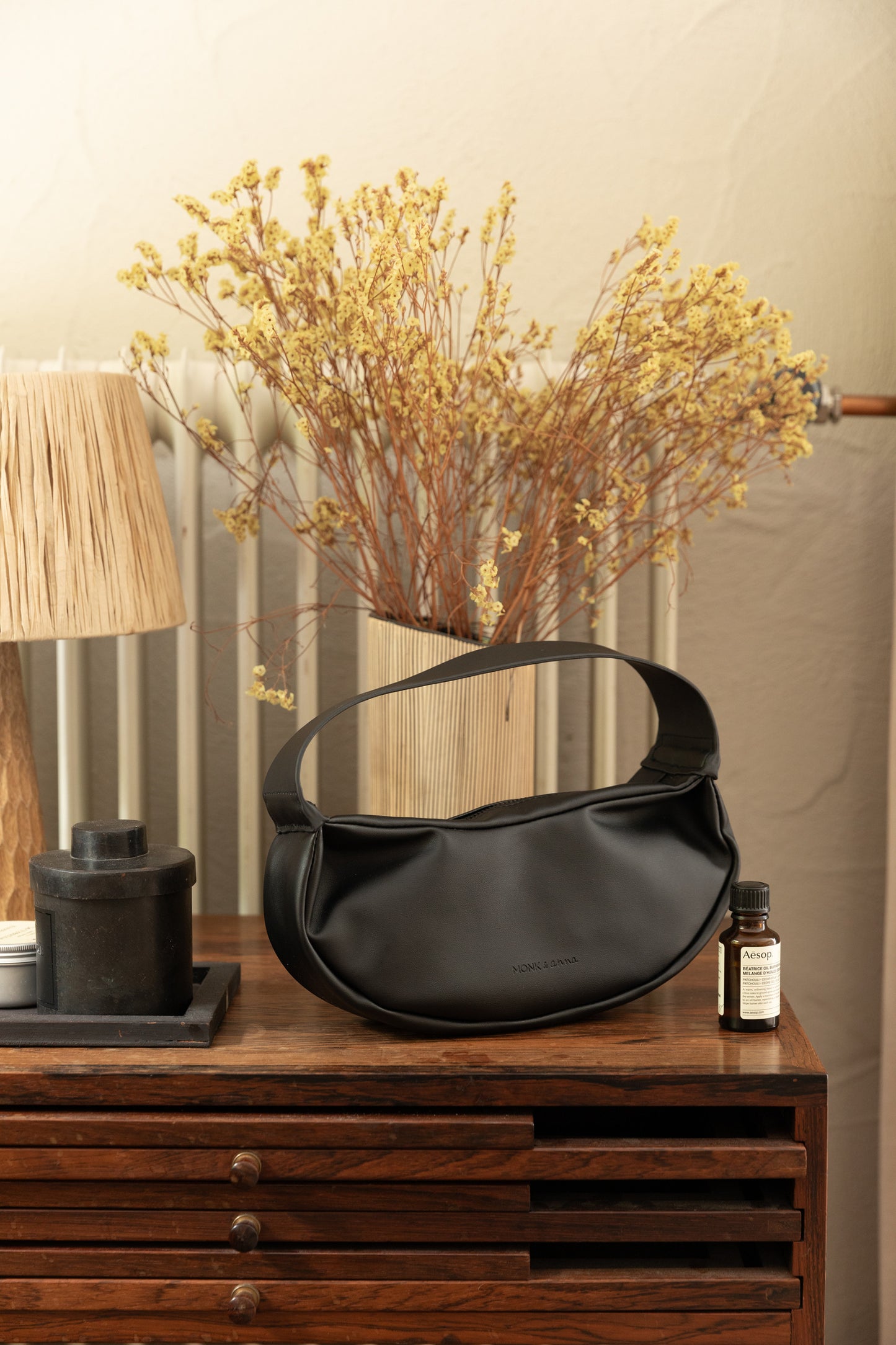 Sfeerfoto van zwarte Handtas isamu vegan leather  op kastje