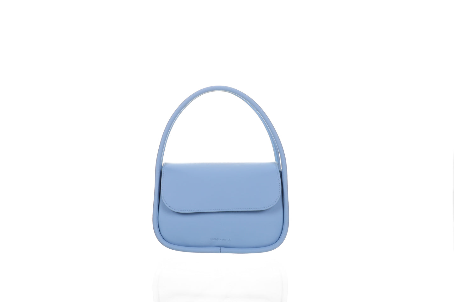 Babyblauwe handtas met magnetische klepsluiting en twee rechtopstaande hengsels voorzaanzicht