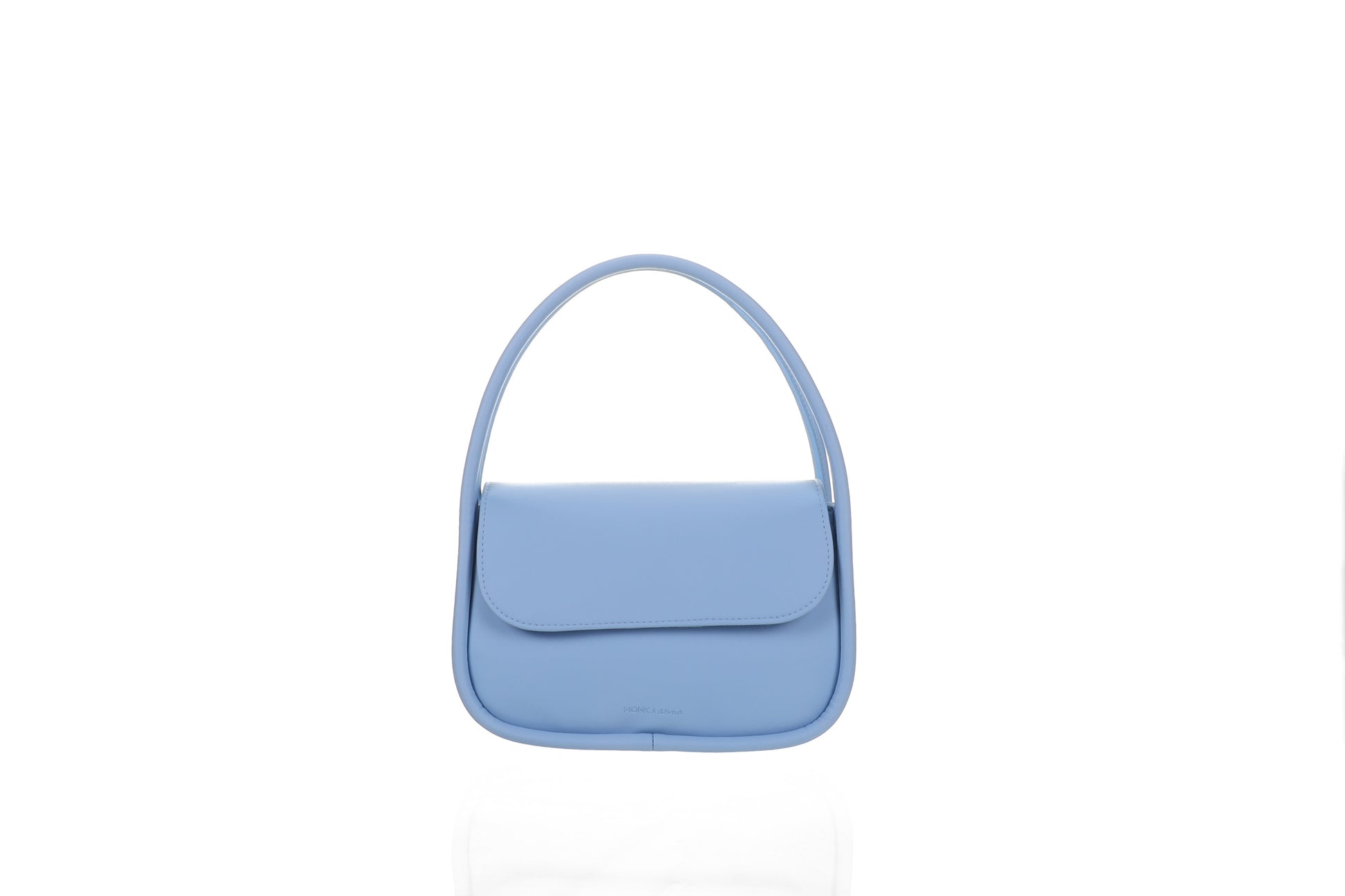 Babyblauwe handtas met magnetische klepsluiting en twee rechtopstaande hengsels voorzaanzicht