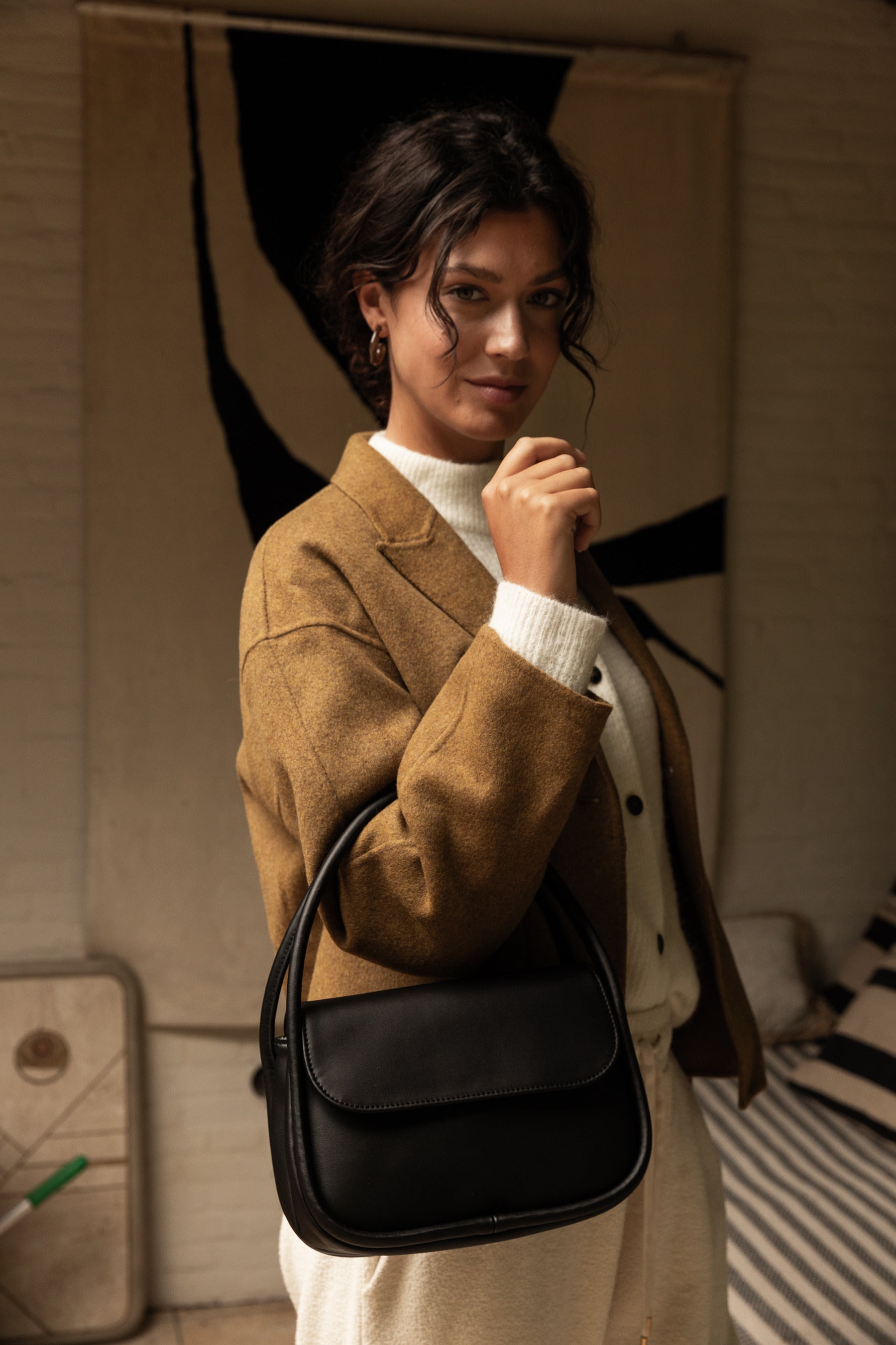 Model met zwarte Masaki handtas om haar arm