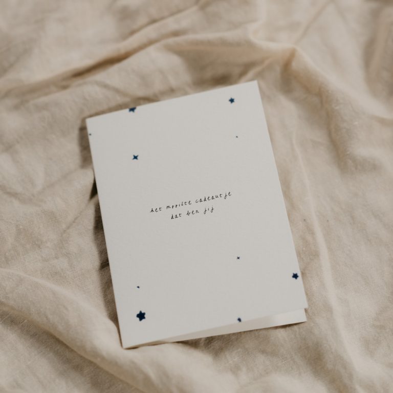 wenskaart met een paar kleine getekende sterren en de tekst het mooiste cadeautje dat ben jij