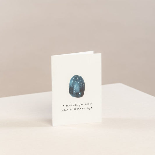 staande wenskaart van een getekende sterrenhemel met de tekst ik denk aan jou als ik naar de sterren kijk