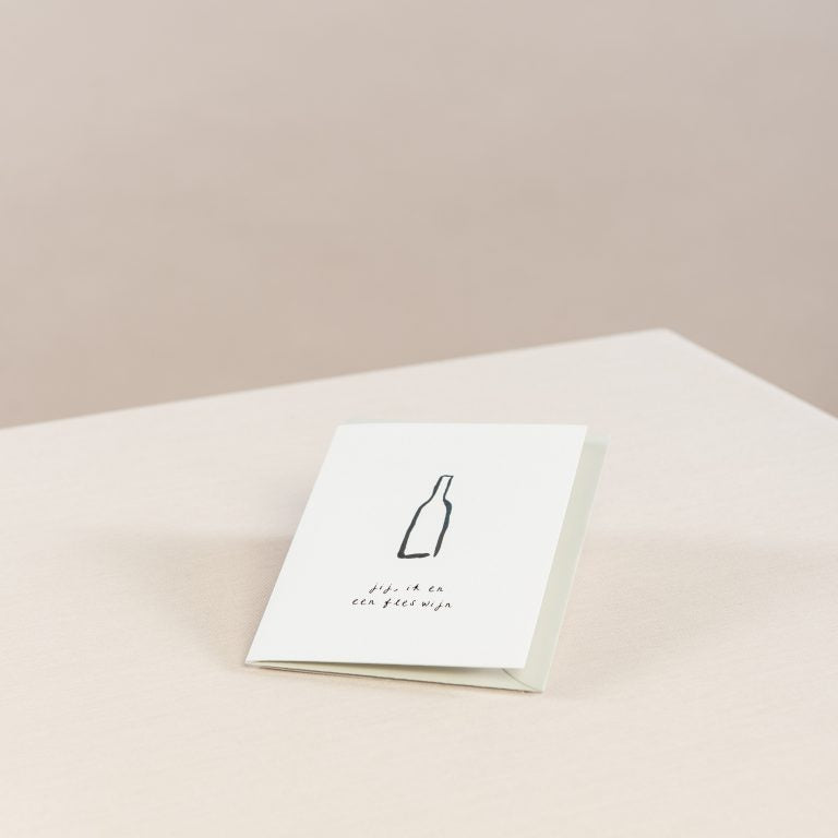 liggende wenskaart met afbeelding van een getekende fles met tekst jij, ik en een fles wijn