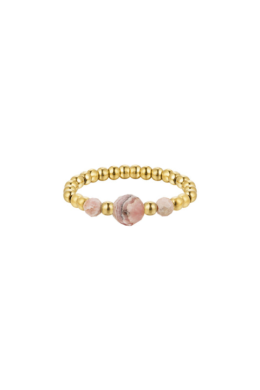 elastische ring van goudkleurige ronde kralen en twee kleine en één grote roze hematiet stenen