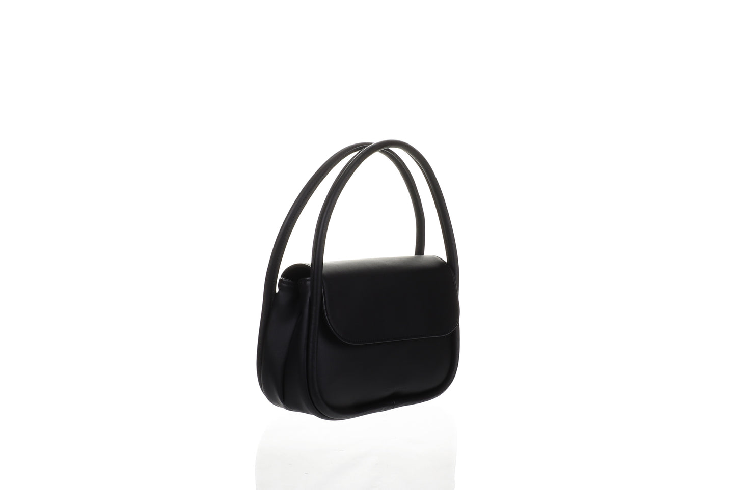 Zwarte vegan leather handtas met twee rechtopstaande hengsels en een magnetische klepsluiting zijaangezicht