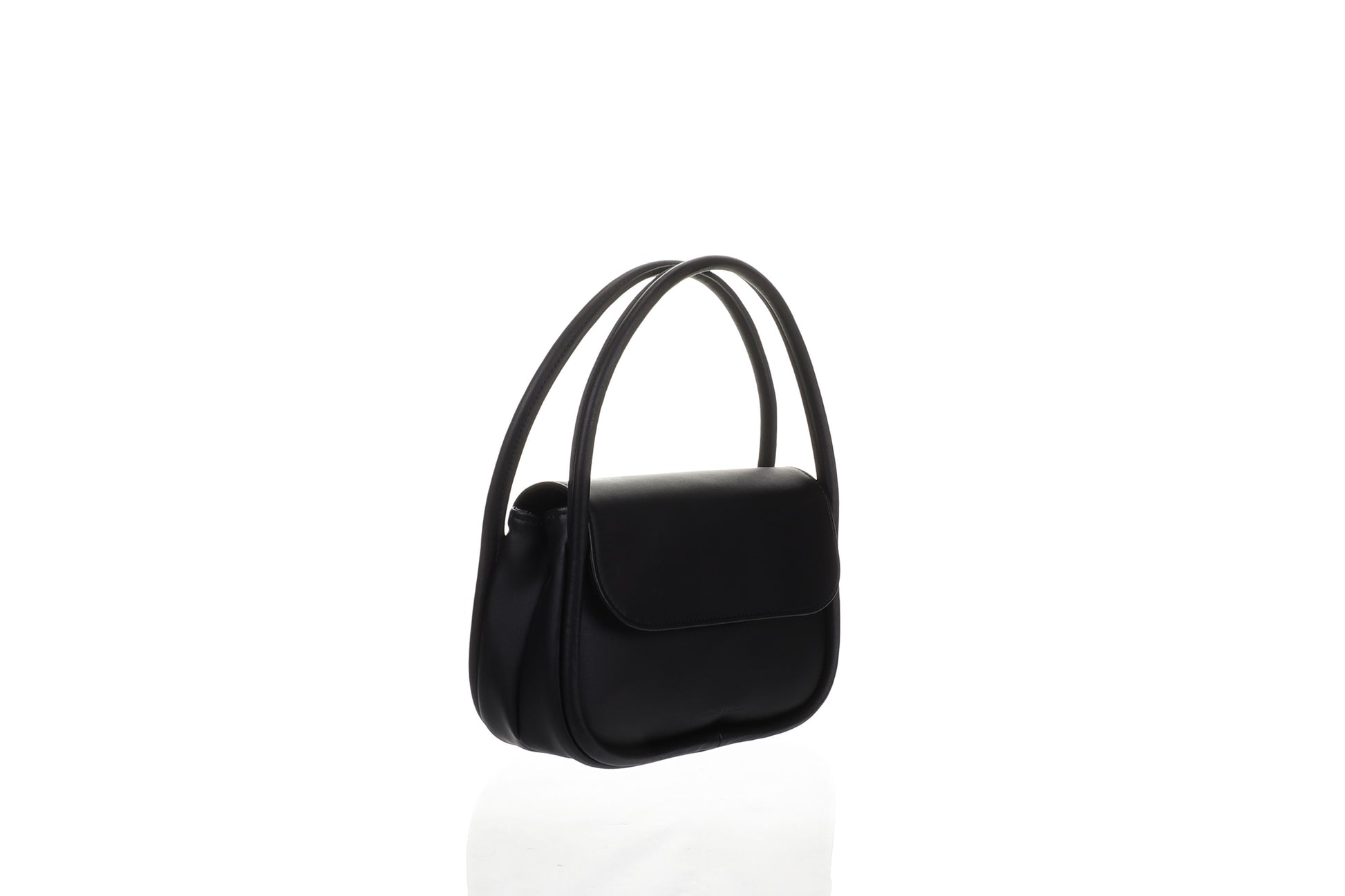 Zwarte vegan leather handtas met twee rechtopstaande hengsels en een magnetische klepsluiting zijaangezicht