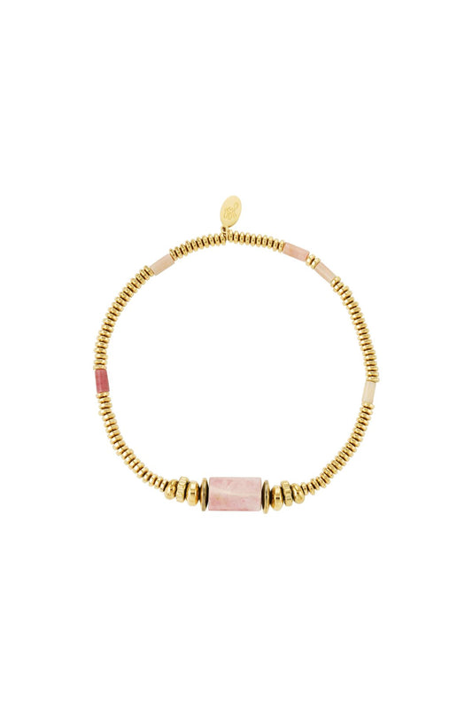 Goudkleurige elastische armband met ronde kralen en roze rhodochrosiet steen