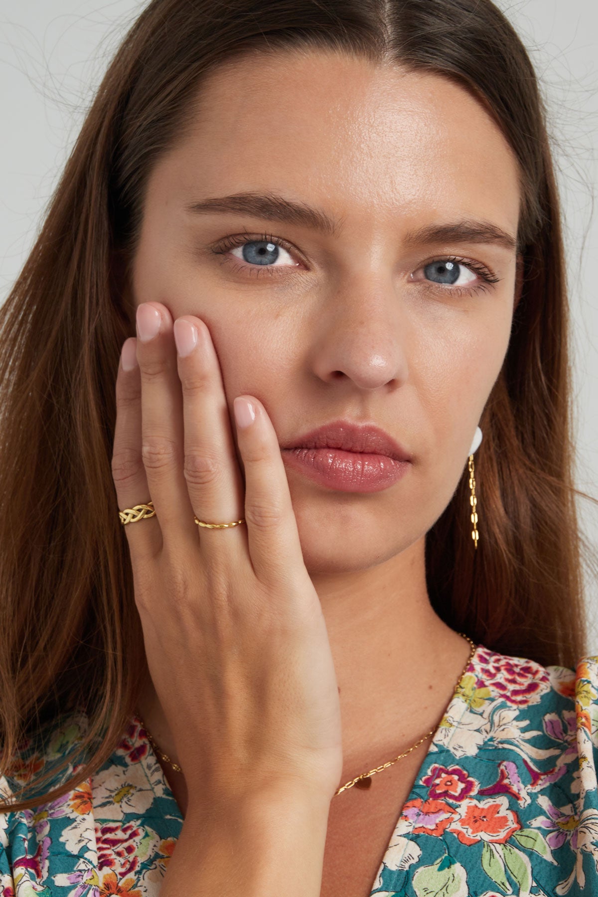 Model met aan vingers ring met aaneengesloten ovalen