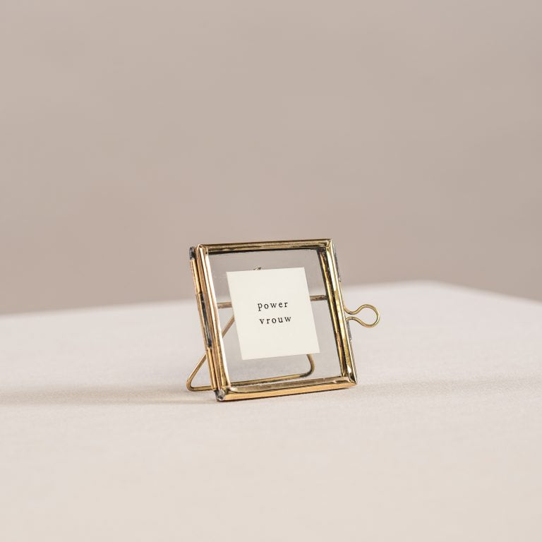 Klein goudkleurig lijstje met daarin een klein kaartje met de woorden Powervrouw