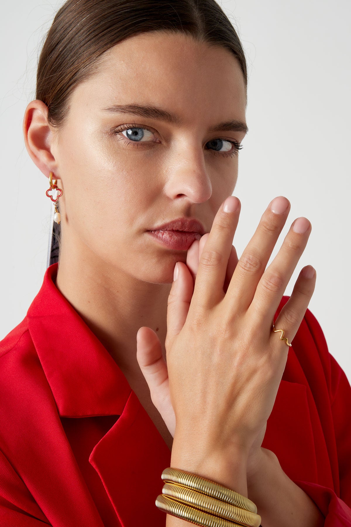 Model met roestvrij stalen goudkleurigte ring in heartbeat vorm