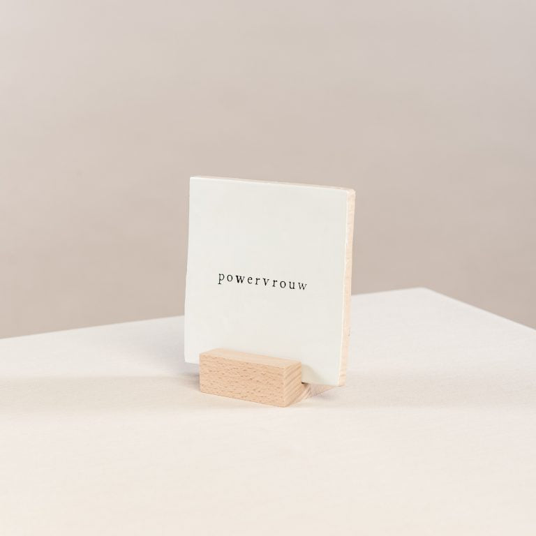 tegeltje in houten houder