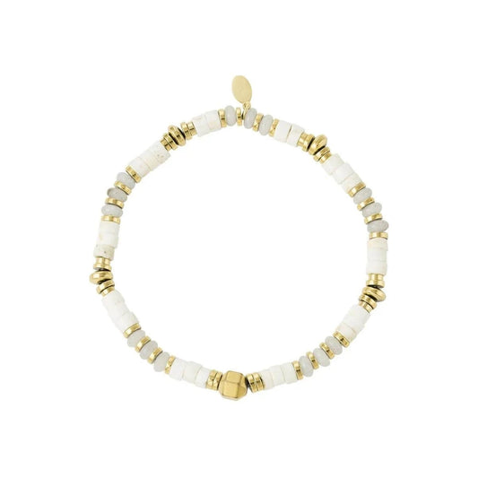 elastische armband met goudkleurige kralen en witte hematiet stenen