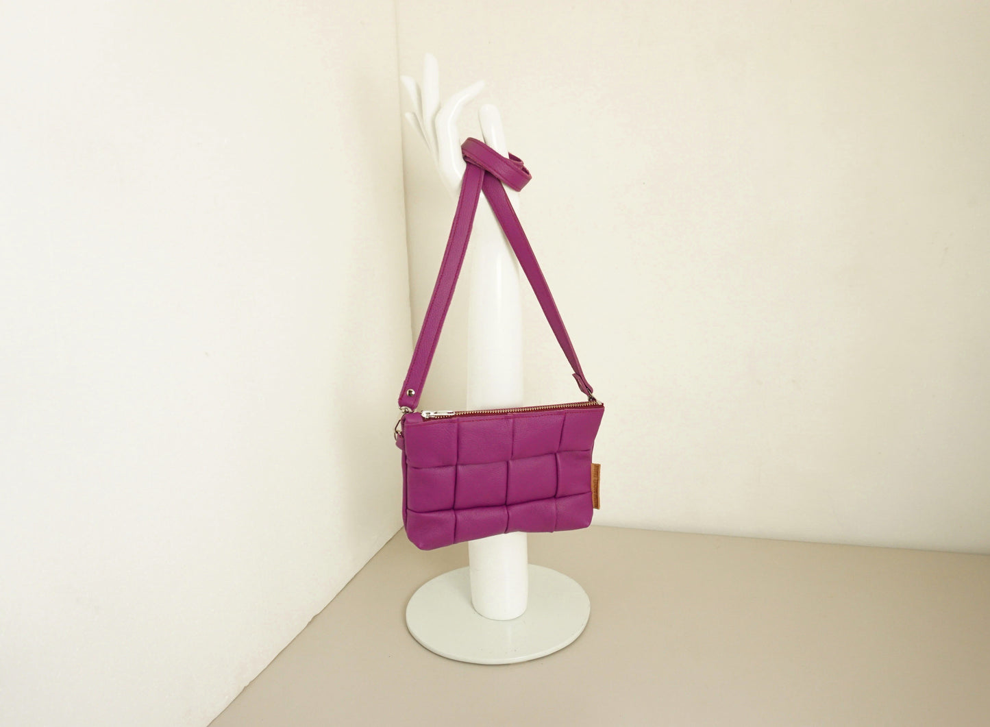 Magenta gerecycled leren handtas van patchwork