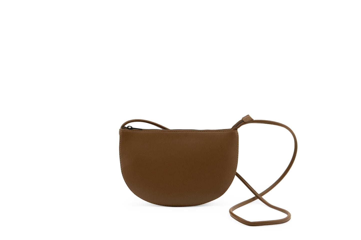 Donkerbruine schoudertas in halve maan vorm gemaakt van vega leer