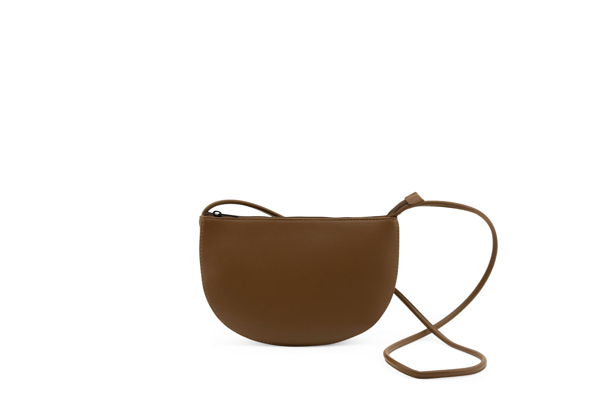 Donkerbruine schoudertas in halve maan vorm gemaakt van vega leer