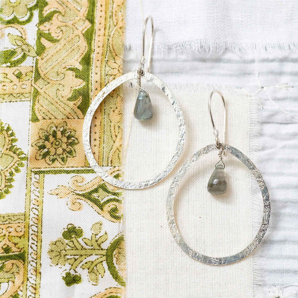 A Beautiful Story zilveren oorbellen steen grijs