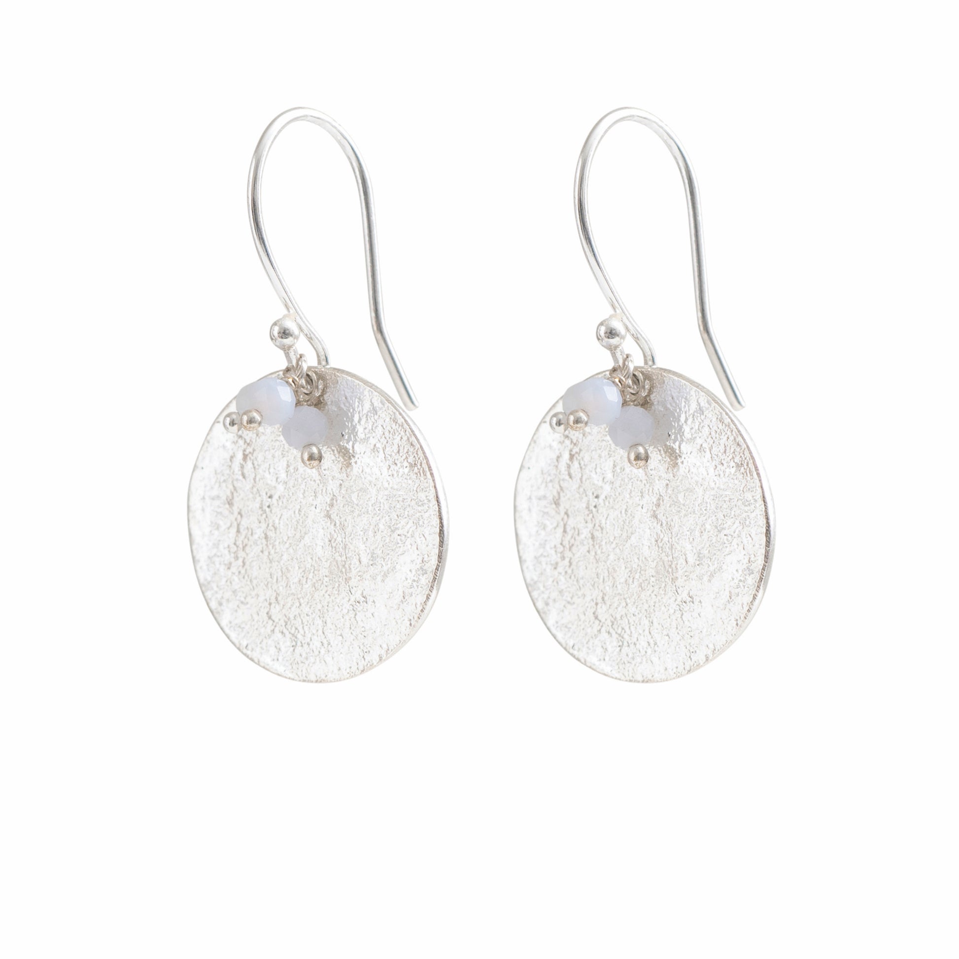 Verzilverde messing oorbellen met een muntje en drie Blue Lace Agaat edelsteentjes