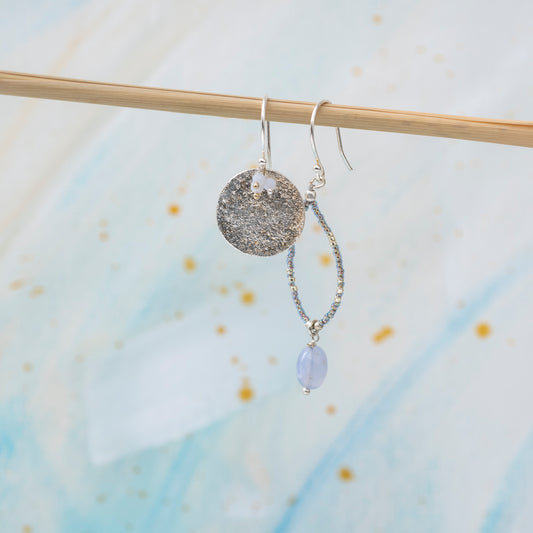 Verzilverde messing oorbellen met een muntje en drie Blue Lace Agaat edelsteentjes