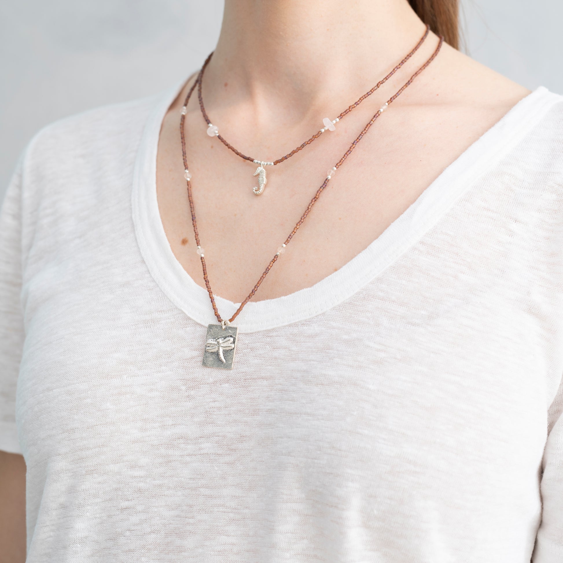 Zilveren ketting met Rooskwarts en libelle hanger fairtrade sieraden