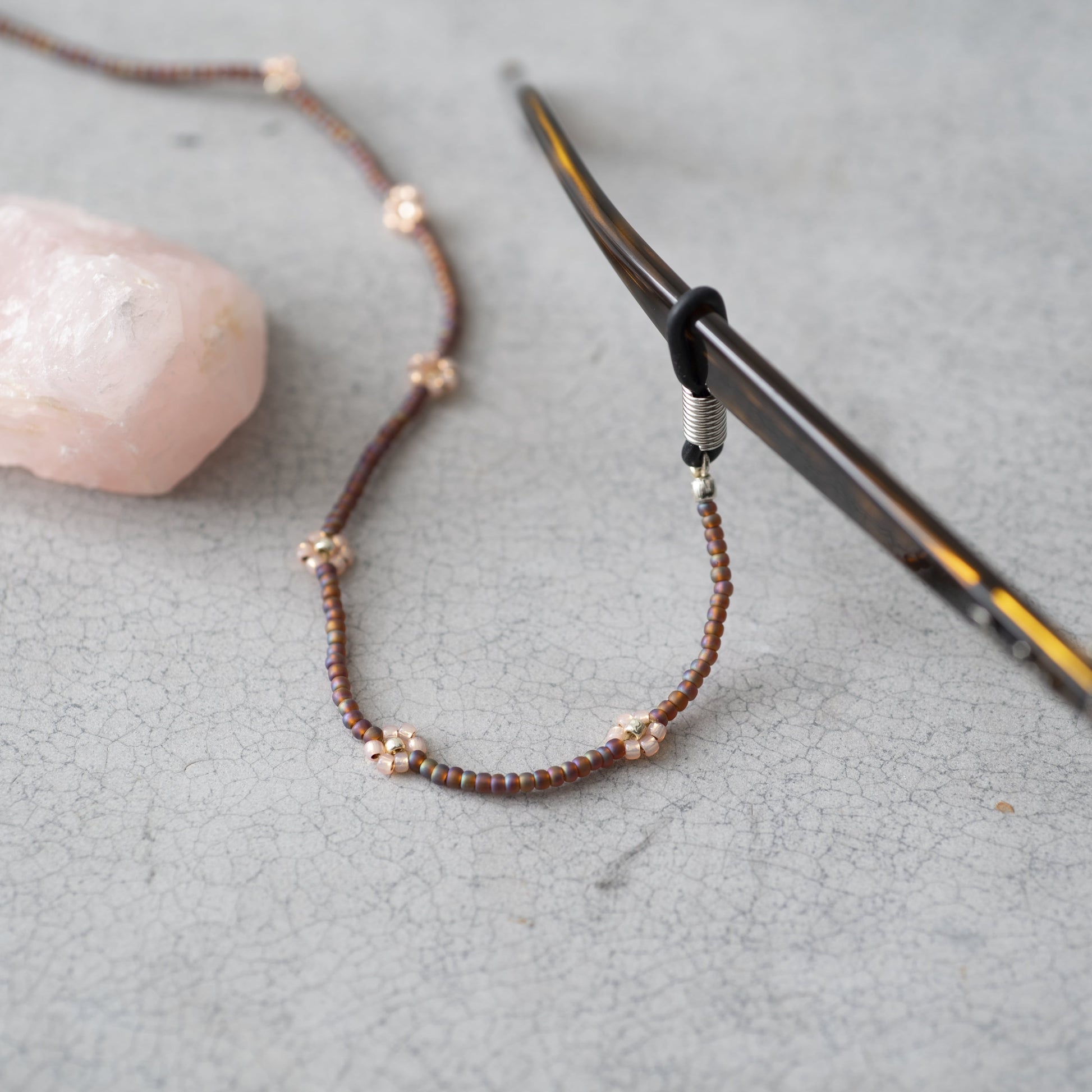 Duurzame Mode | A Beautiful Story Bloem Rozenkwarts Zilver Brillenkoord