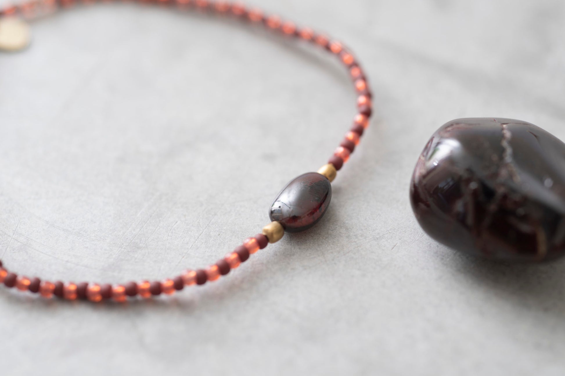 Duurzame sieraden | A Beautiful Story Winter Garnet Gold Bracelet