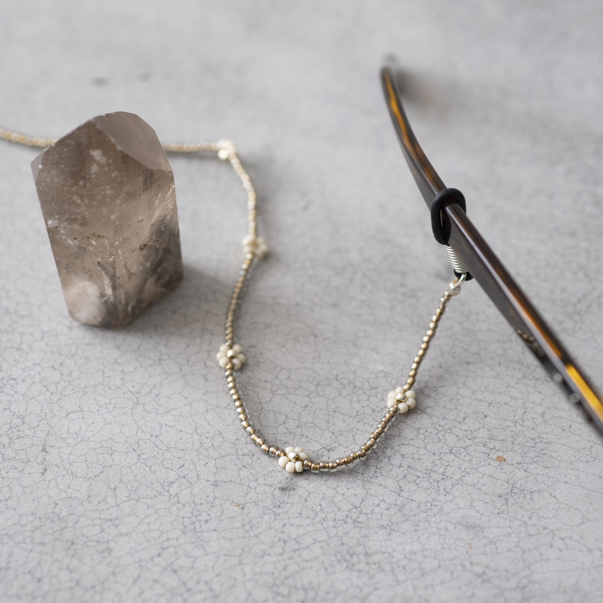 Duurzame sieraden  A Beautiful Story Bloem Smokey Kwarts Zilver Brillenkoord