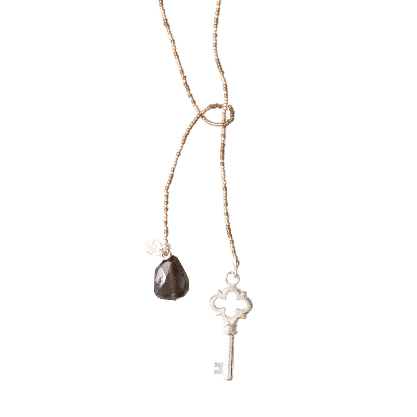 Ketting met grijze kralen en een bedel van een sleutel aan de ene kant en een bedel van een rookkwarts aan de andere kant. Geen sluiting, de uiteinde sla je over elkaar.