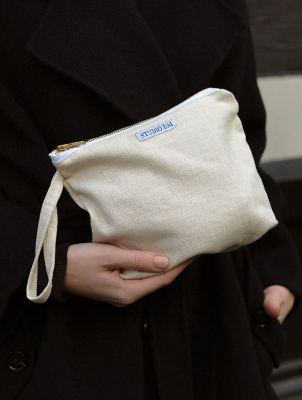 model met toilettas van linnen met rits en hengsel