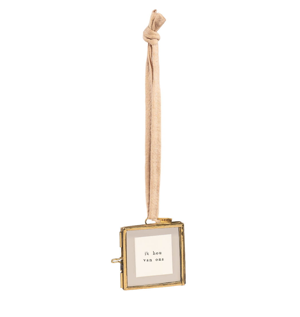 Mini goudkleurig hanglijstje met katoenen lint en tekst ik hou van ons