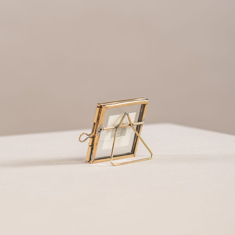 achterkant van Mini goudkleurig hanglijstje met standaard en tekst altijd dichtbij