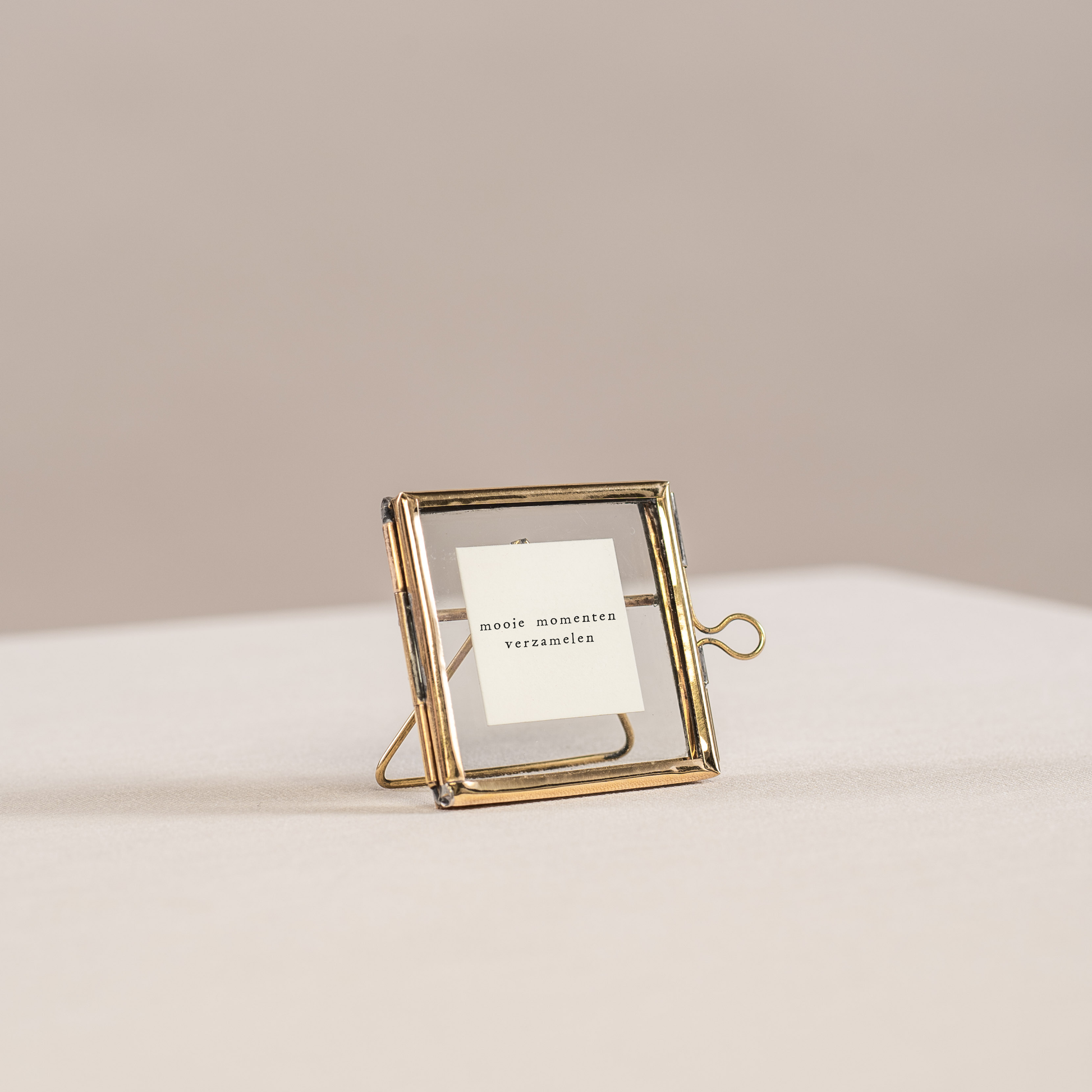Mini goudkleurig hanglijstje met standaard en tekst mooie momenten verzamelen