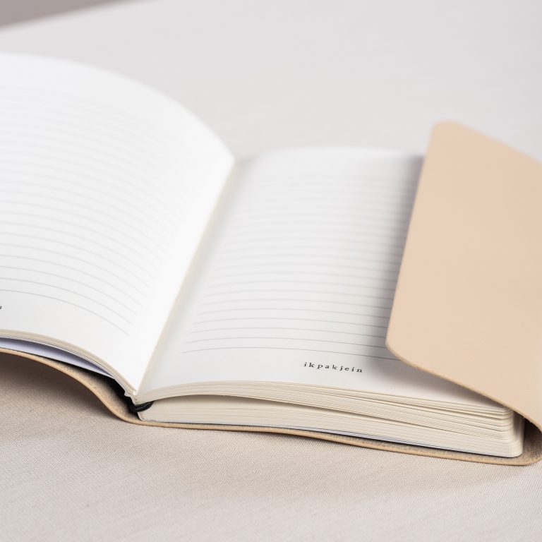 binnenkant van notebook met veganleather omslag met gestansde woorden dit ga ik niet vergeten