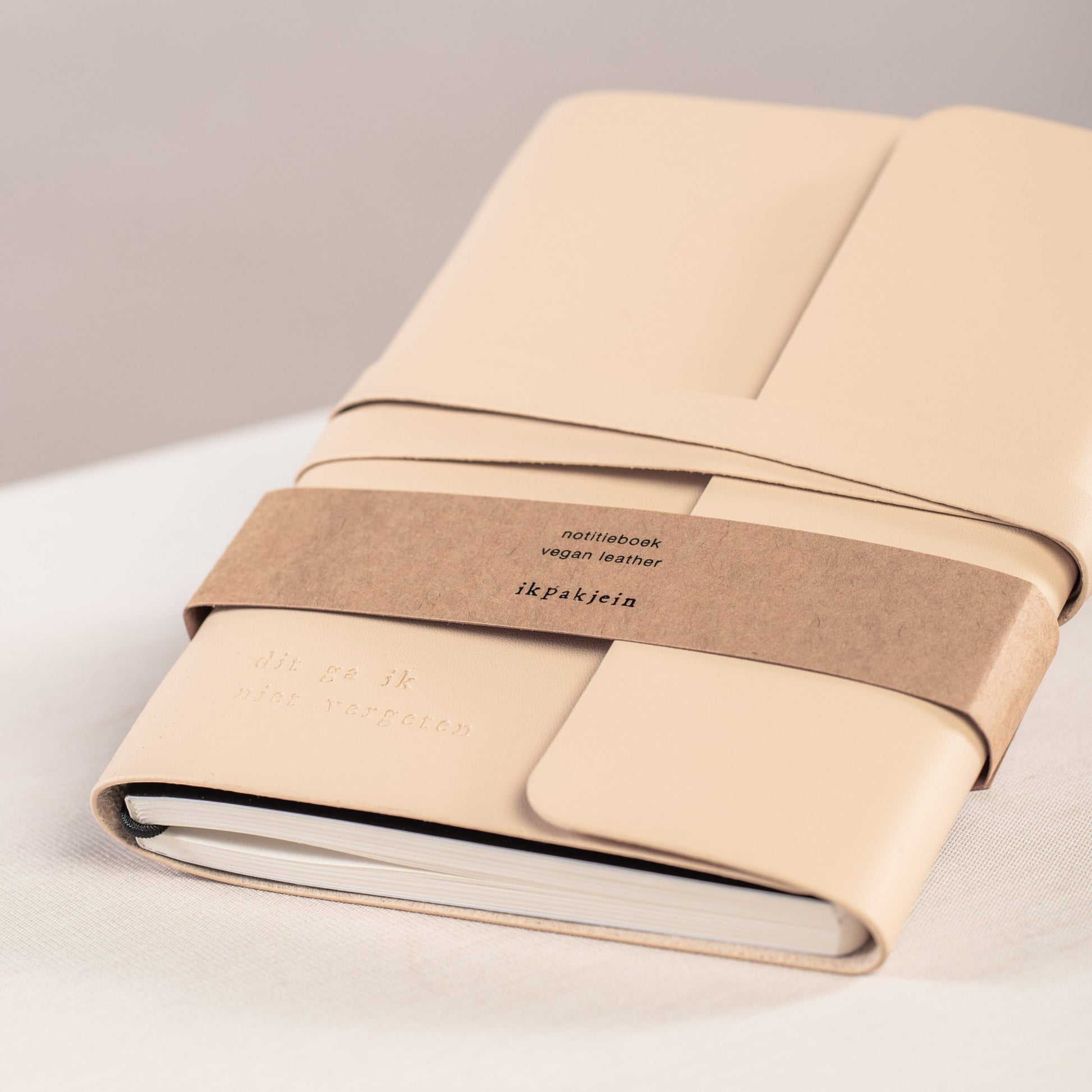 papieren omslag op notebook met veganleather omslag met gestansde woorden dit ga ik niet vergeten