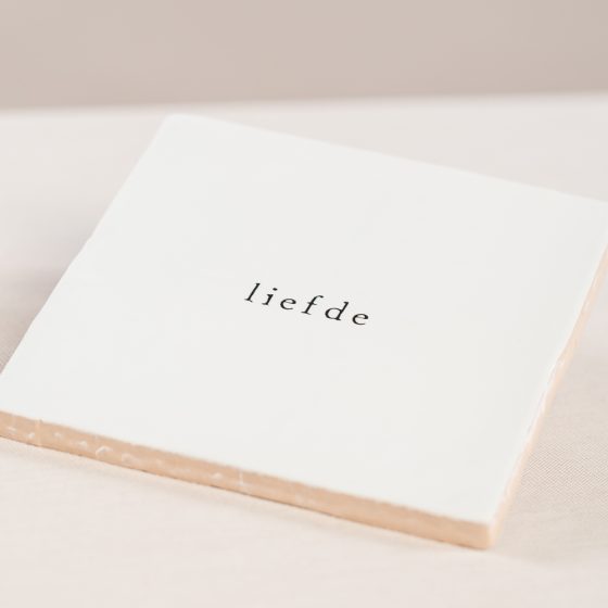 wit handgemaakt tegeltje met tekst liefde liggend
