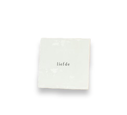 wit handgemaakt tegeltje met tekst liefde