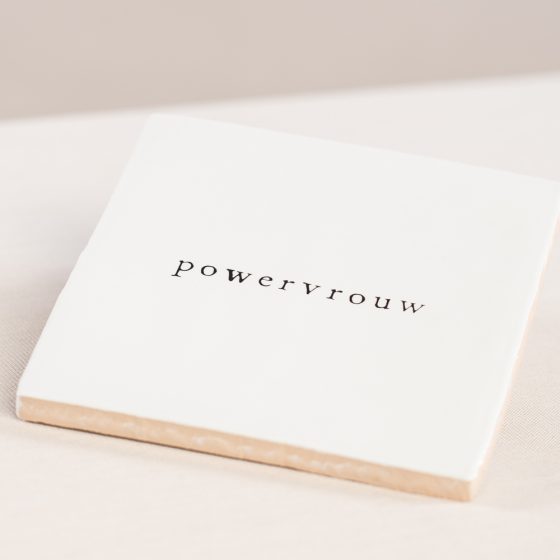 Wit tegeltje met tekst powervrouw liggend
