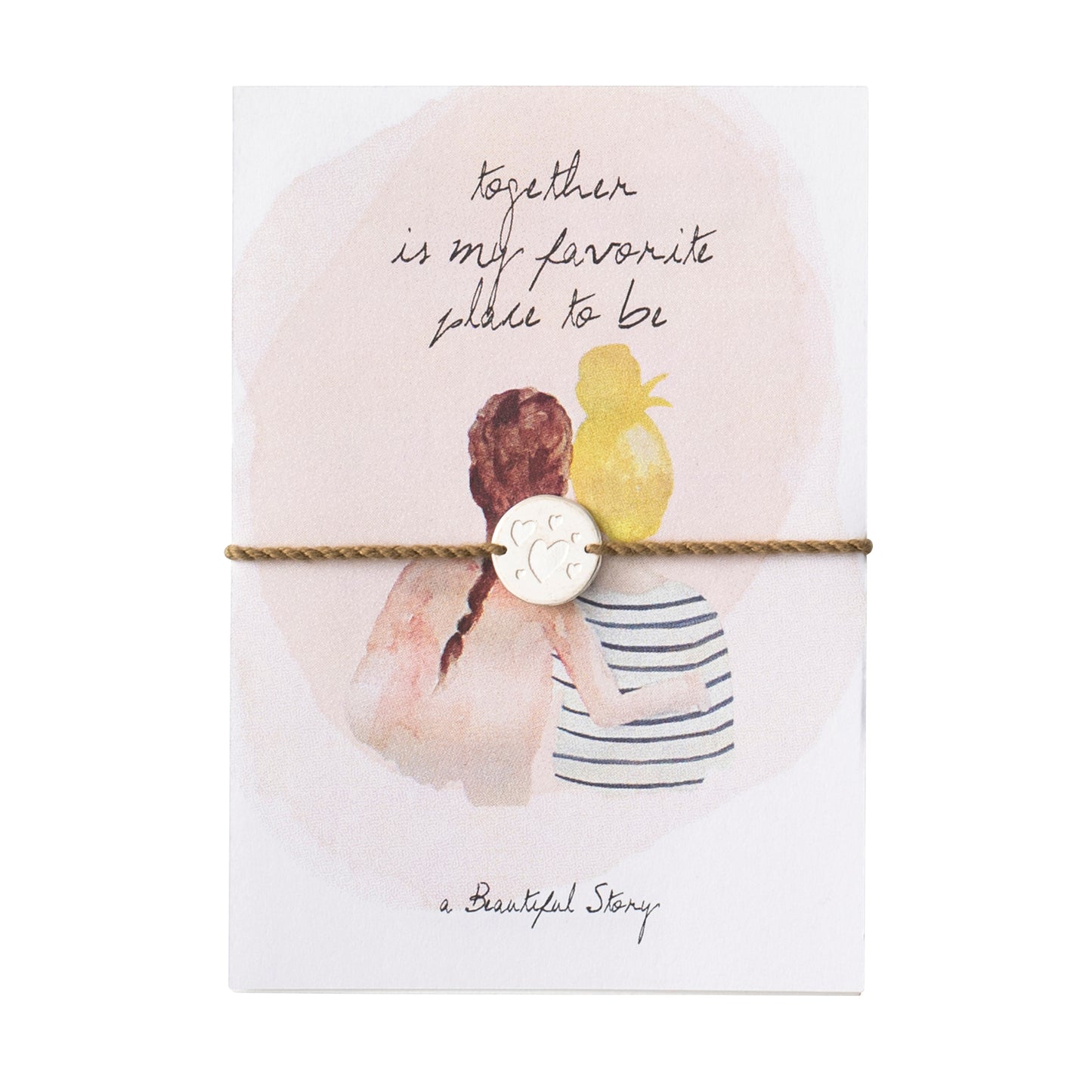 Klein kaartje met waterverf afbeeling van twee vrouwen die elkaar vasthouden en de tekst together is my favorite place to be. Er zit een armbandje bij van lichtbruin waxdraad met een zilverkleurig muntje met hartjes.