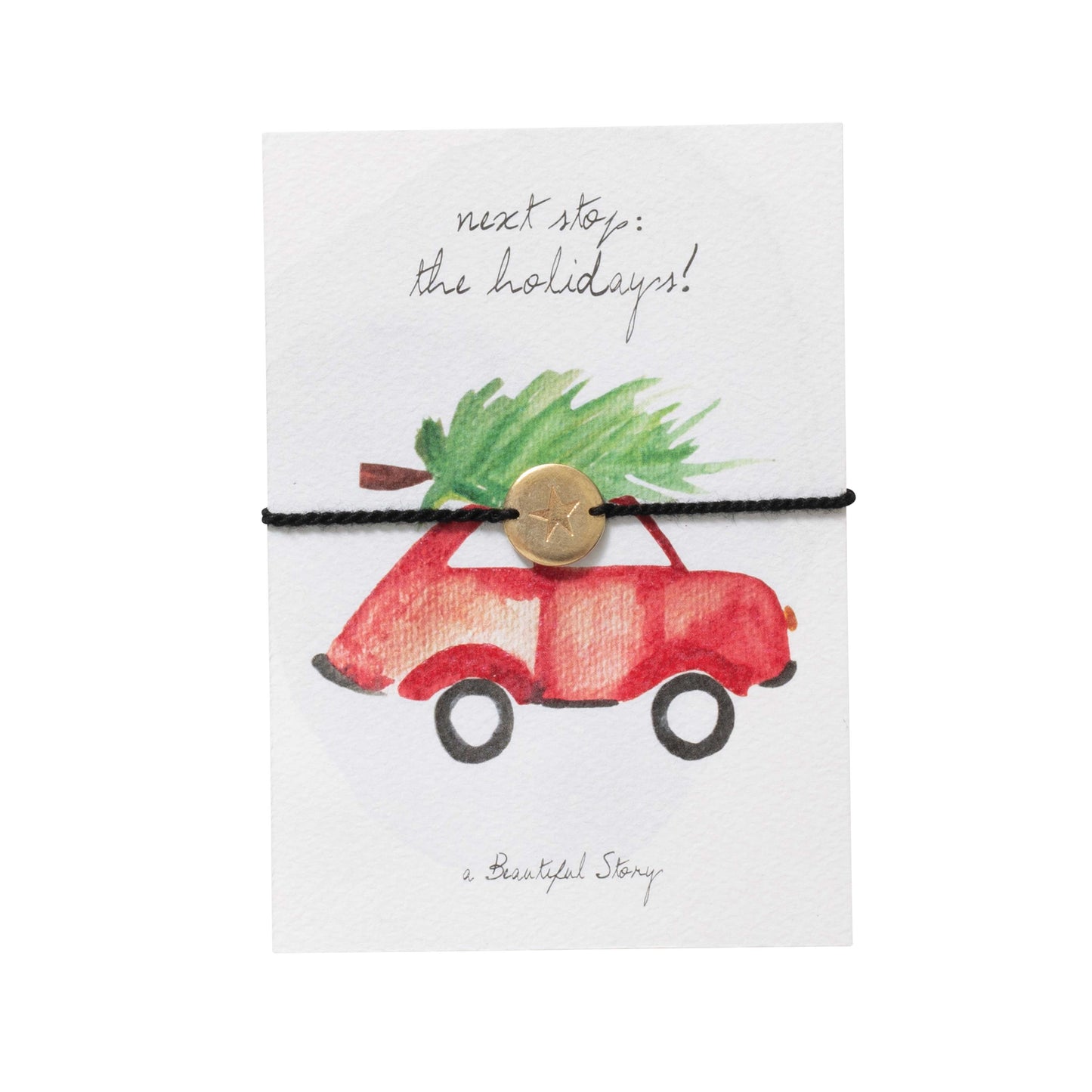 Kerstkaart met armbandje van katoen en goudkleurige muntje met een ster erop. Op het kaartje staat de tekst Next stop the holidays en de waterverf afbeelding is een kleine rode auto met een kerstboom vastgebonden aan het dak.
