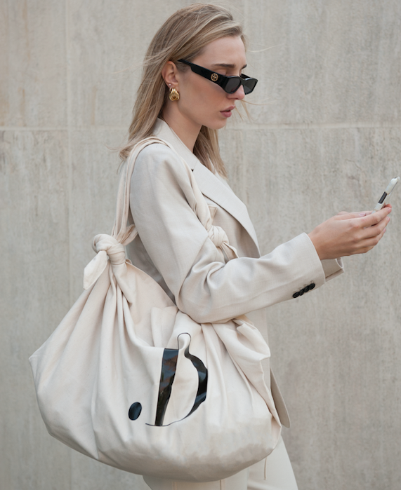Signature shopper wit