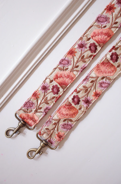 Close-Up van de clips aan Schouderband voor aan tas of telefoon met kleine roze geborduurde bloemen