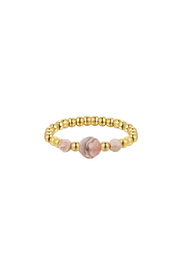 elastische ring van goudkleurige ronde kralen en twee kleine en één grote roze hematiet stenen