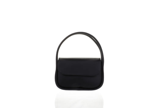 Zwarte vegan leather handtas met twee rechtopstaande hengsels en een magnetische klepsluiting vooraangezicht