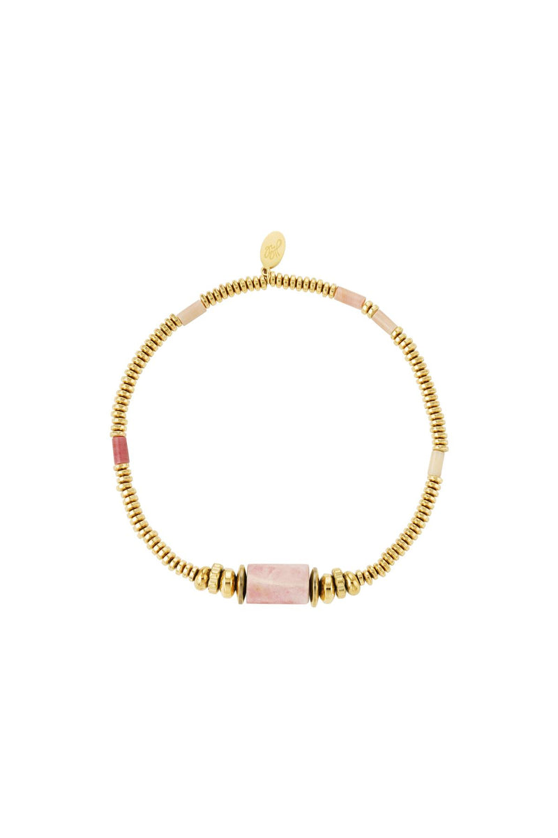 Goudkleurige elastische armband met ronde kralen en roze rhodochrosiet steen