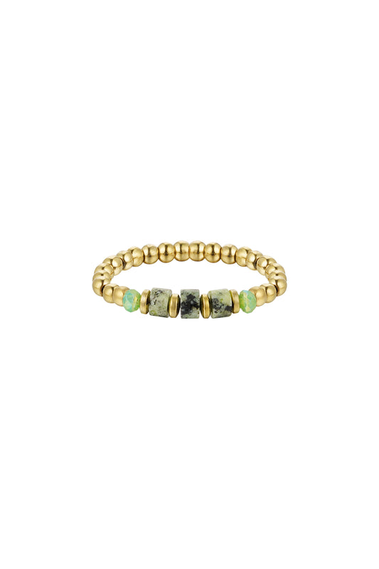 elastische ring met goudkleurige kralen en groene kralen van african pine edelsteen