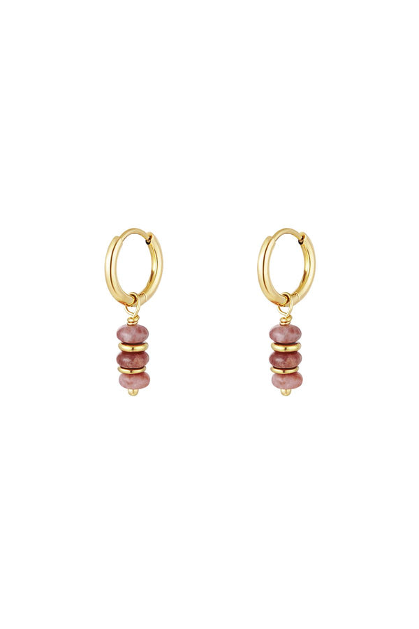Roestvrij stalen goudkleurige creolen oorbellen met een hanger van drie roze hematiet steentjes