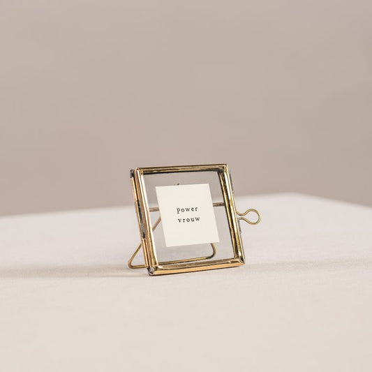 Klein goudkleurig lijstje met daarin een klein kaartje met de woorden Powervrouw